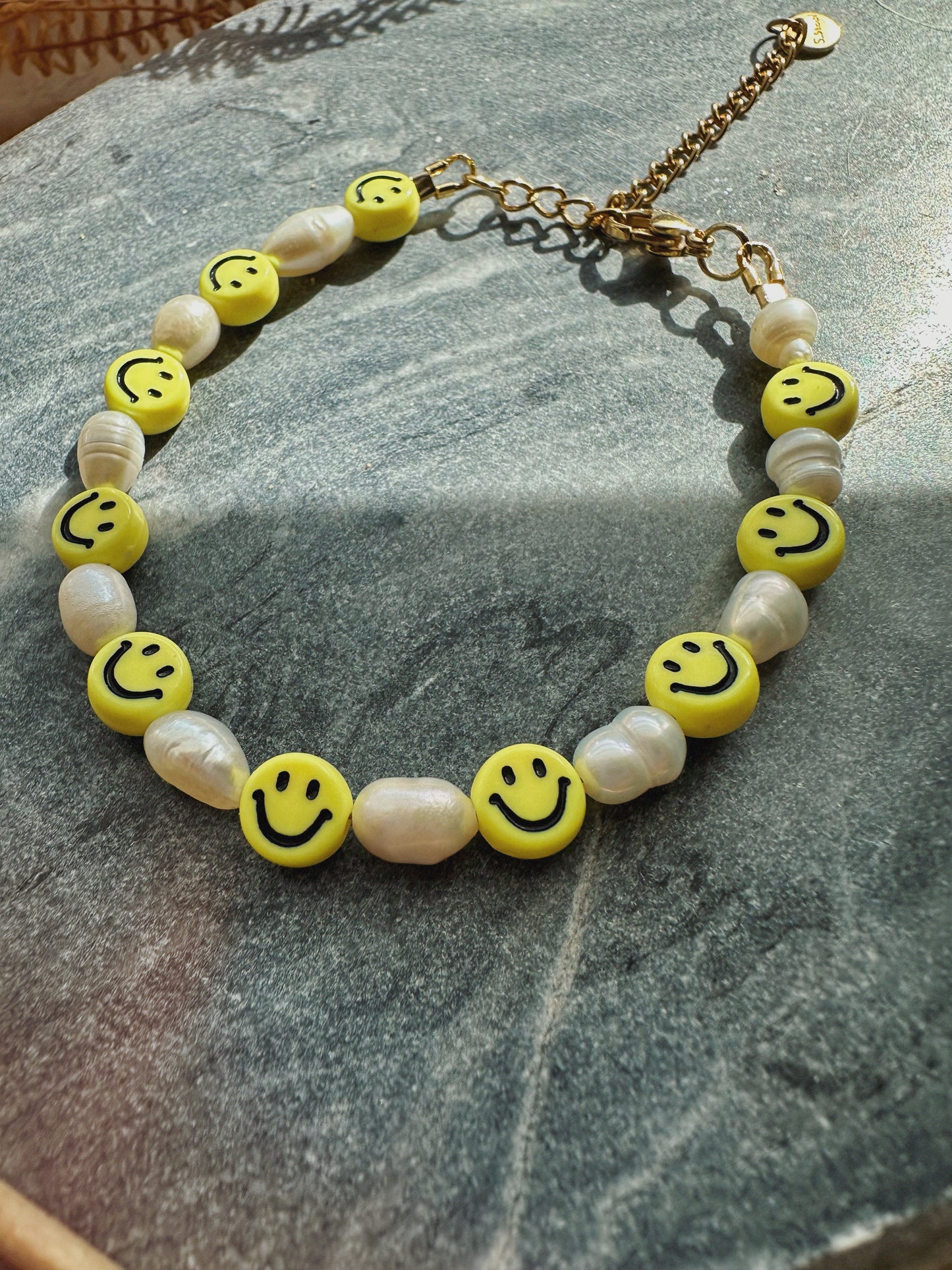 Smileyarmband mit Süßwasserperlen